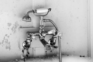 Heinz Schmedtz, Urbex Badkamer kraan zwarte zutters z/w