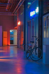 Mieke Jacobs, Cultuur centrum Weerstand Roermond, Kantoren met fiets in gang
