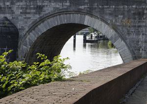 Huub Schroeder , Doorkijk onder Brug