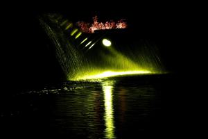 Huub Schroeder foto 1 Avandopname geel licht op waterval
